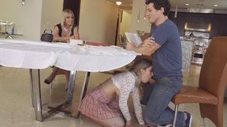 diese-sexy-teen-schlampe-steht-auf-sperma-spiele-im-hardcore-porno