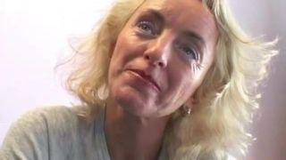 geiles-ferkel-mit-dicken-titten-schiebt-sich-dicke-dildos-in-ihre-loecher