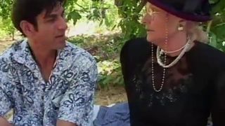 milf-in-sexy-dessous-und-stiefeln-laesst-sich-ausgedehnt-ficken